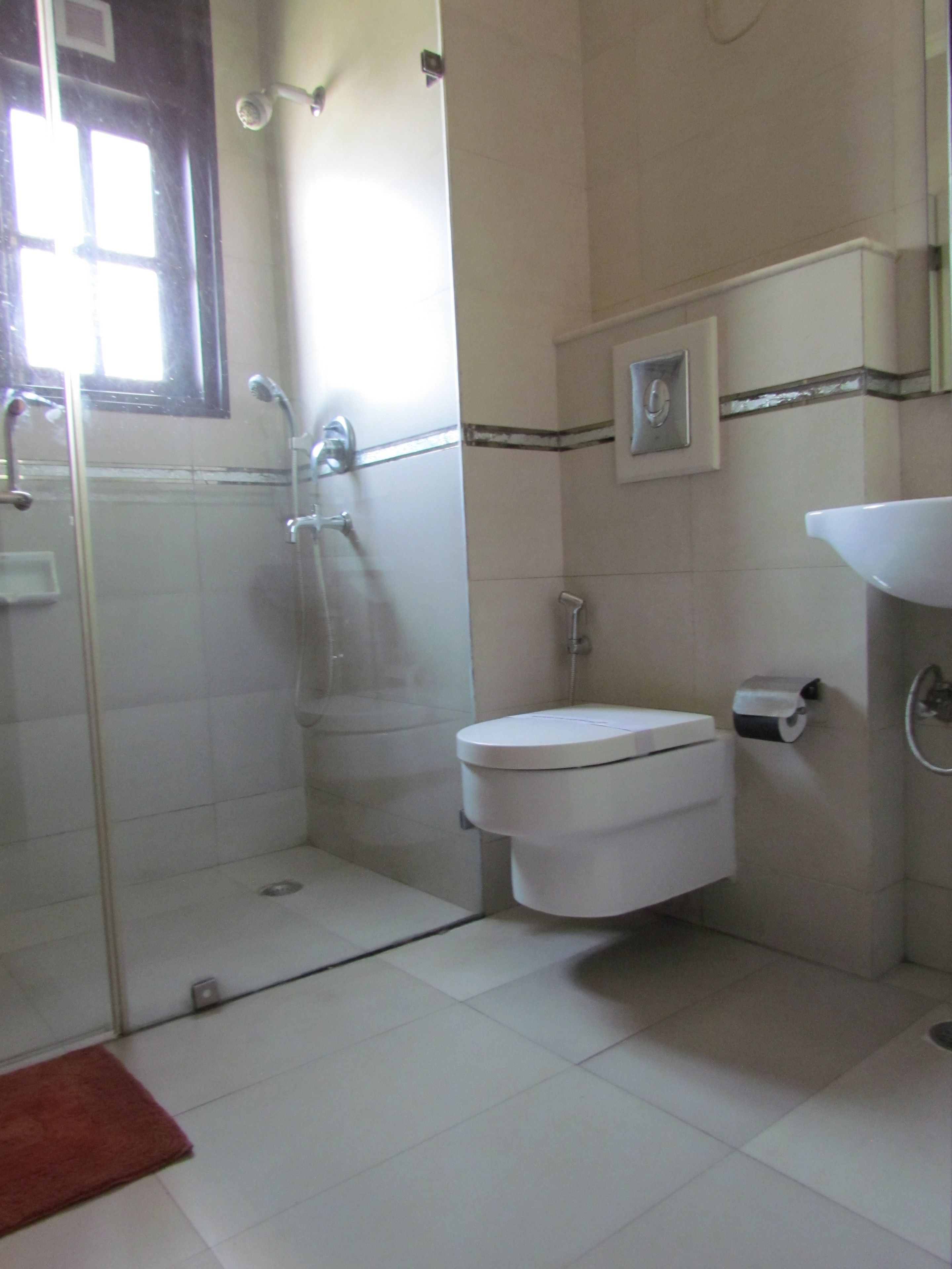 deluxe room, non smoking | bathroom | shower, free toiletries, hair dryer, slippers