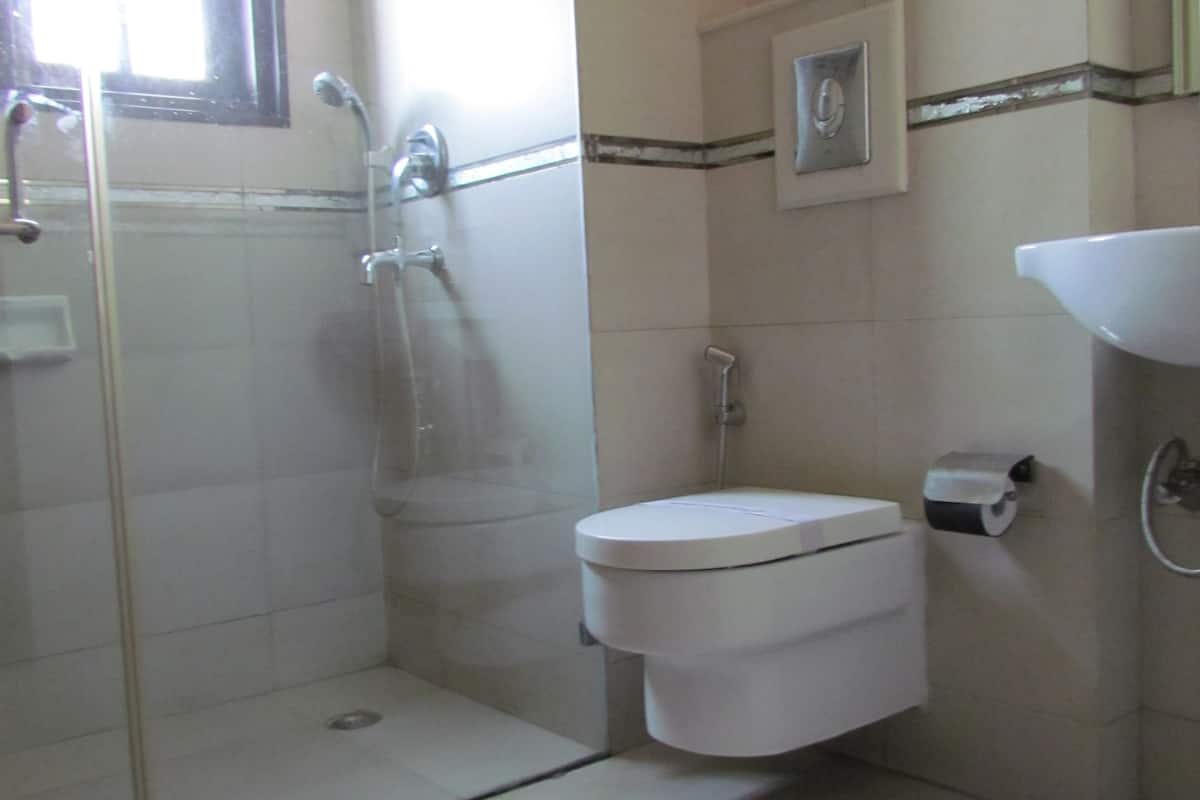 deluxe room, non smoking | bathroom | shower, free toiletries, hair dryer, slippers