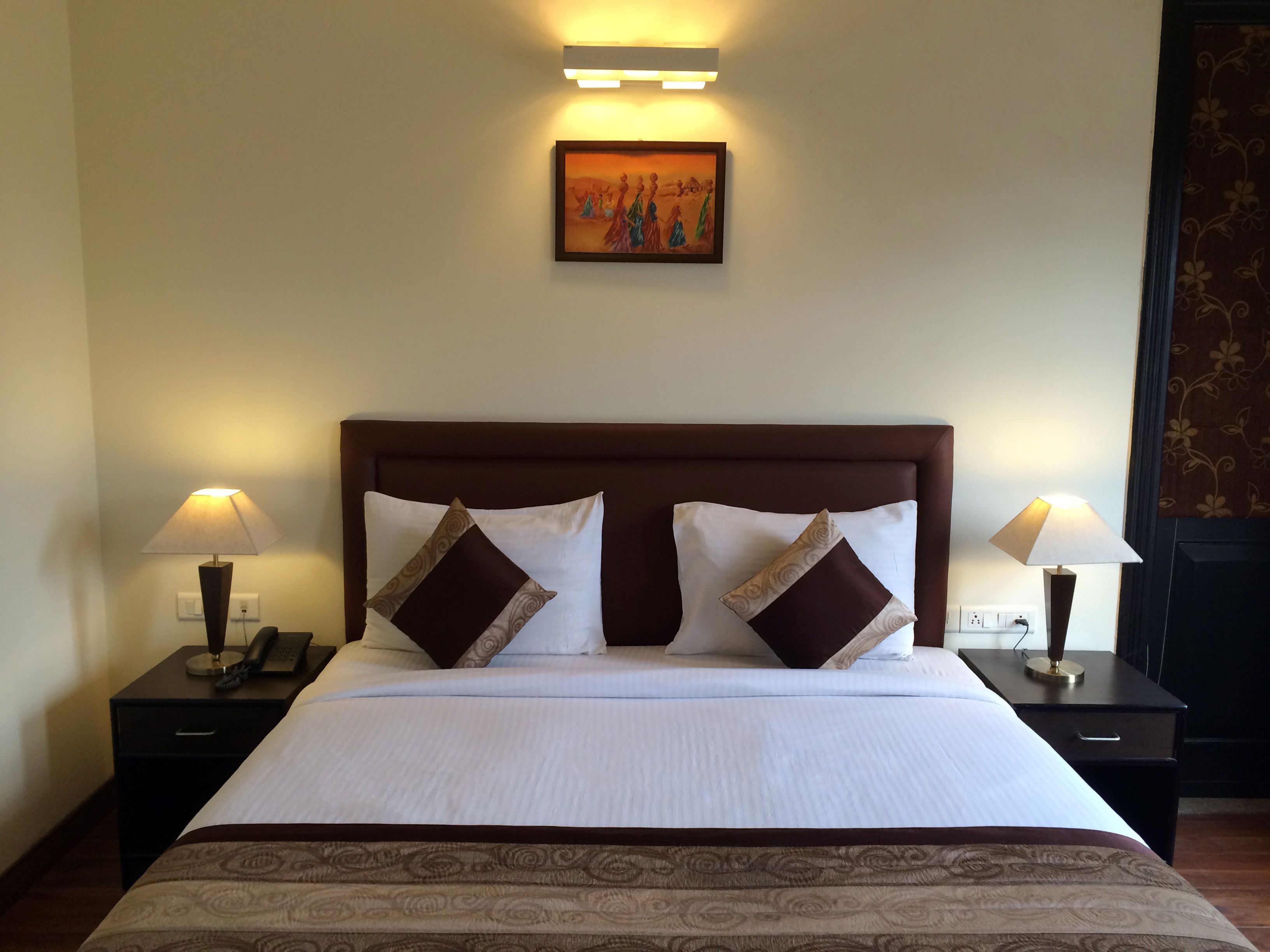 deluxe room, non smoking | premium bedding, pillow-top beds, minibar, in-room safe