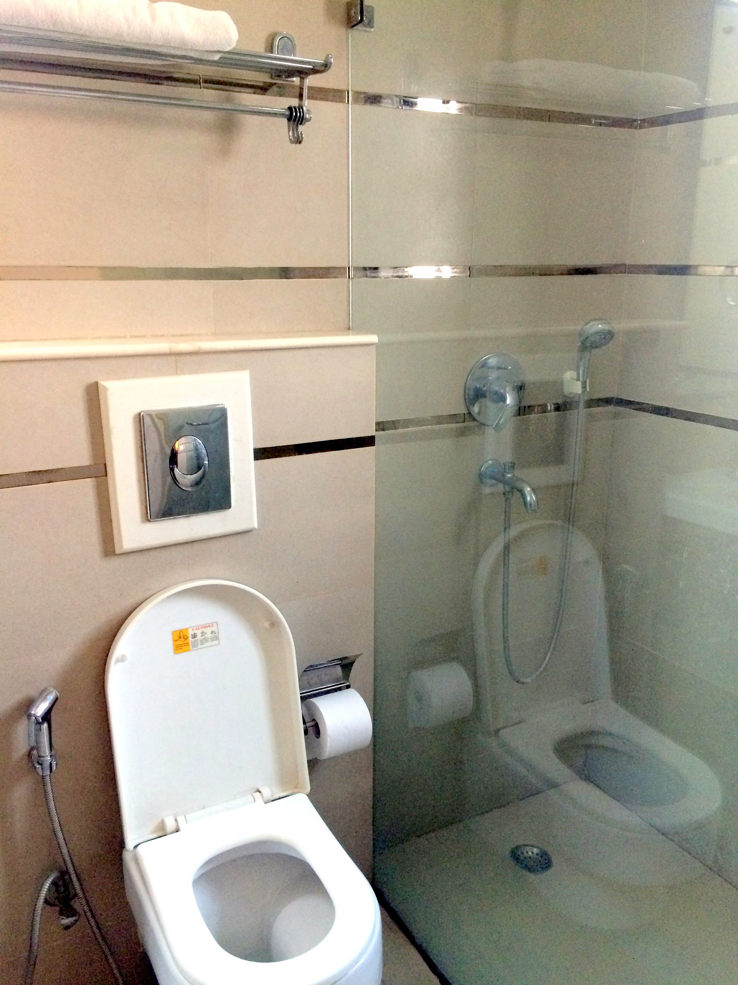 deluxe room, non smoking | bathroom | shower, free toiletries, hair dryer, slippers