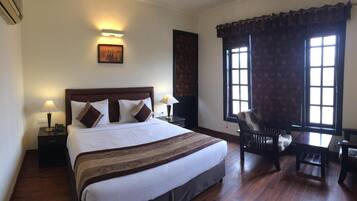 Premium bedding, pillow-top beds, minibar, in-room safe