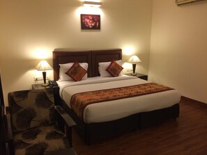 Premium bedding, pillowtop beds, minibar, in-room safe - Hotel La Residence (Gurugram)