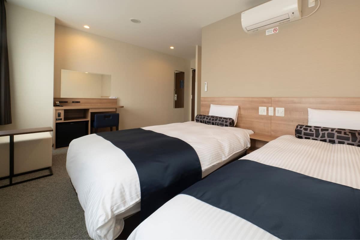 Escritorio, wifi gratis, ropa de cama