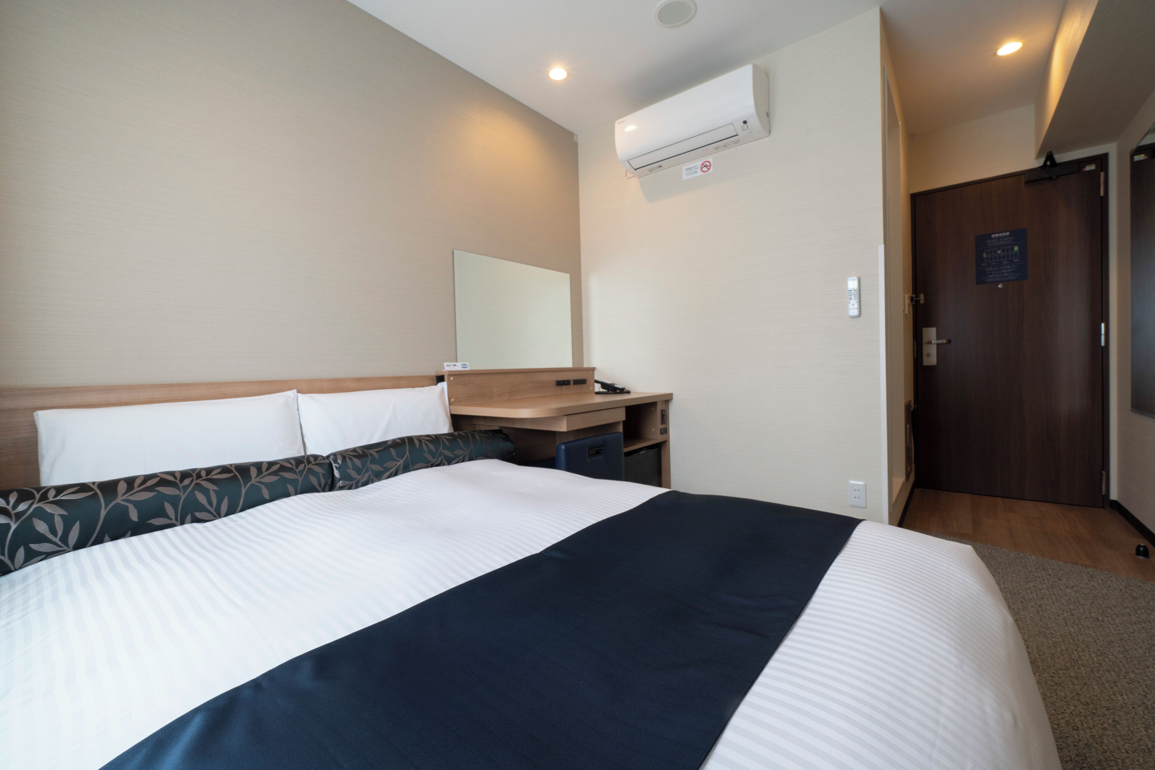 desk, free wifi, bed sheets, wheelchair access