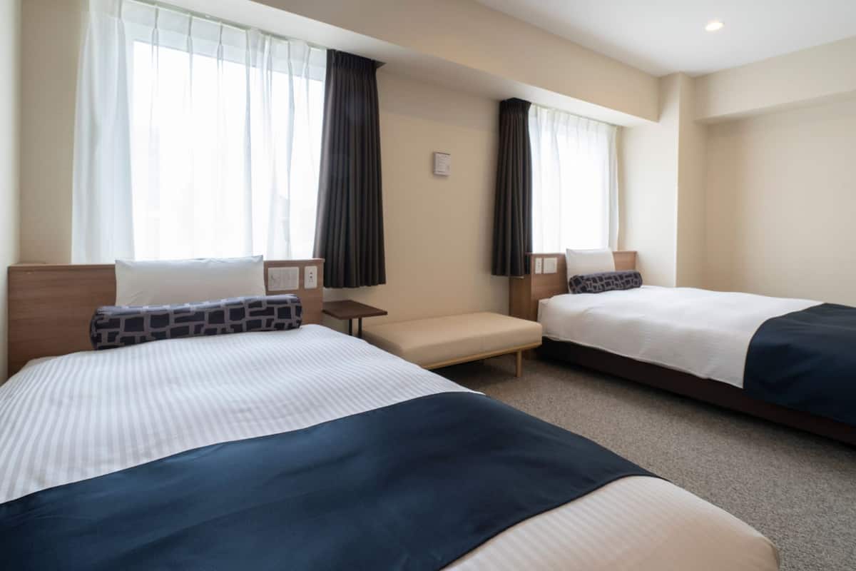 Escritorio, wifi gratis, ropa de cama