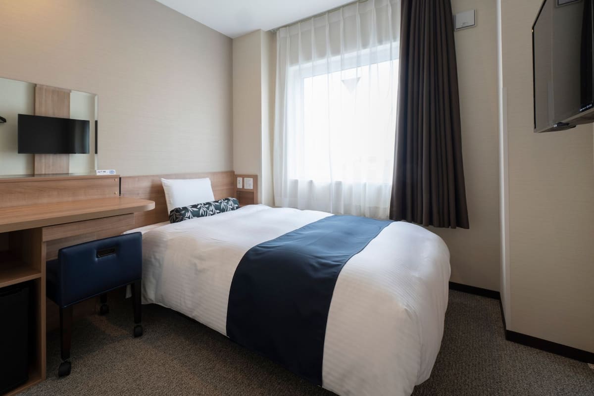 Escritorio, wifi gratis, ropa de cama