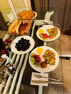 Free daily English breakfast