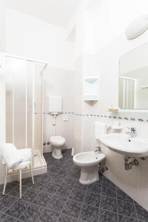 Shower, hair dryer, bidet, towels - Hotel Residence Des Bains (Cesenatico)