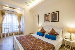 In-room safe, desk, soundproofing, free WiFi - Colonels Retreat 2 (New Delhi)