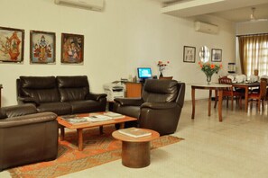 Interior - Colonels Retreat 2 (New Delhi)