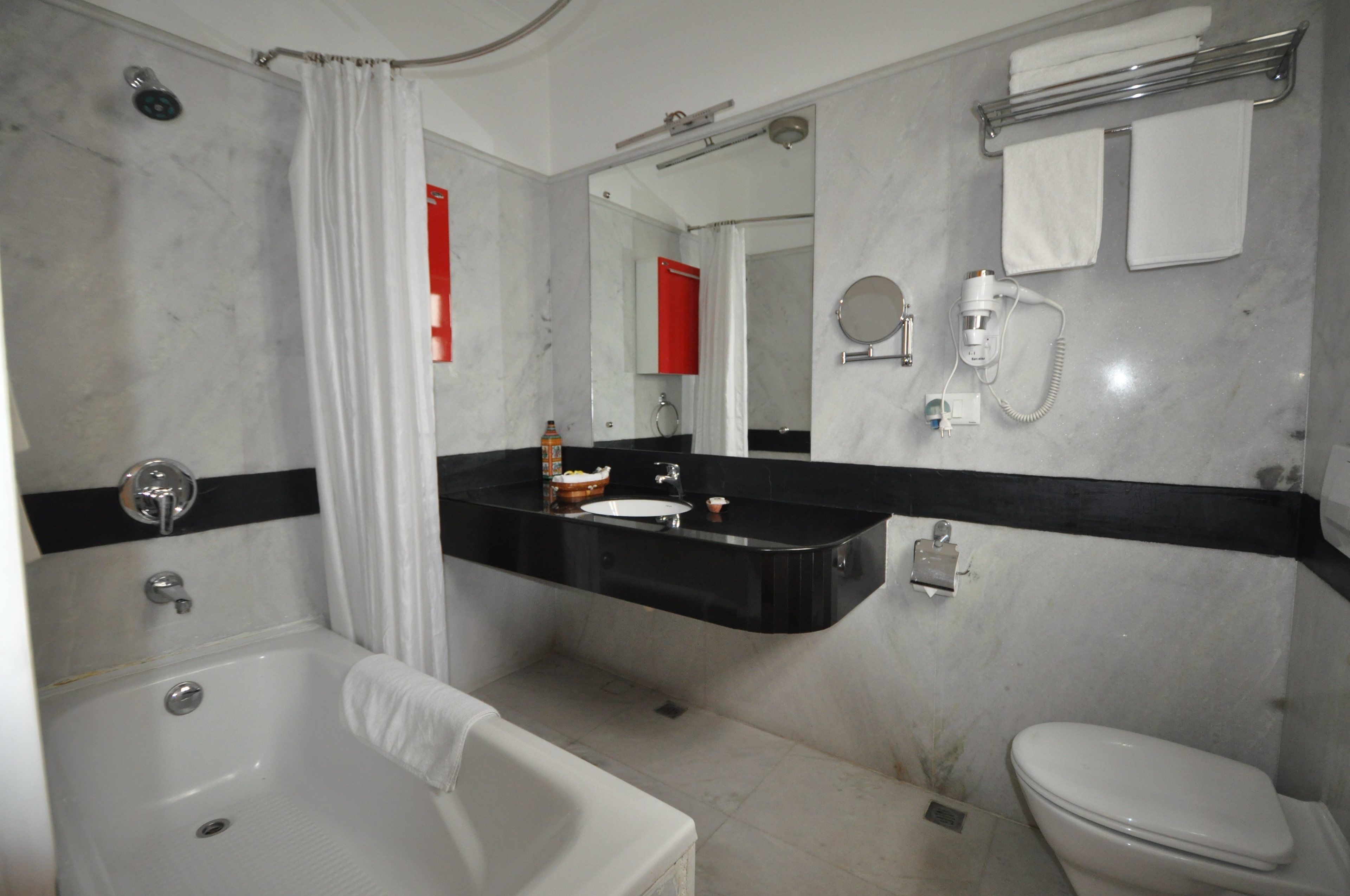 Chambre Deluxe Double ou avec lits jumeaux, 2 lits une place, non-fumeurs | Salle de bain | Douche, serviettes fournies