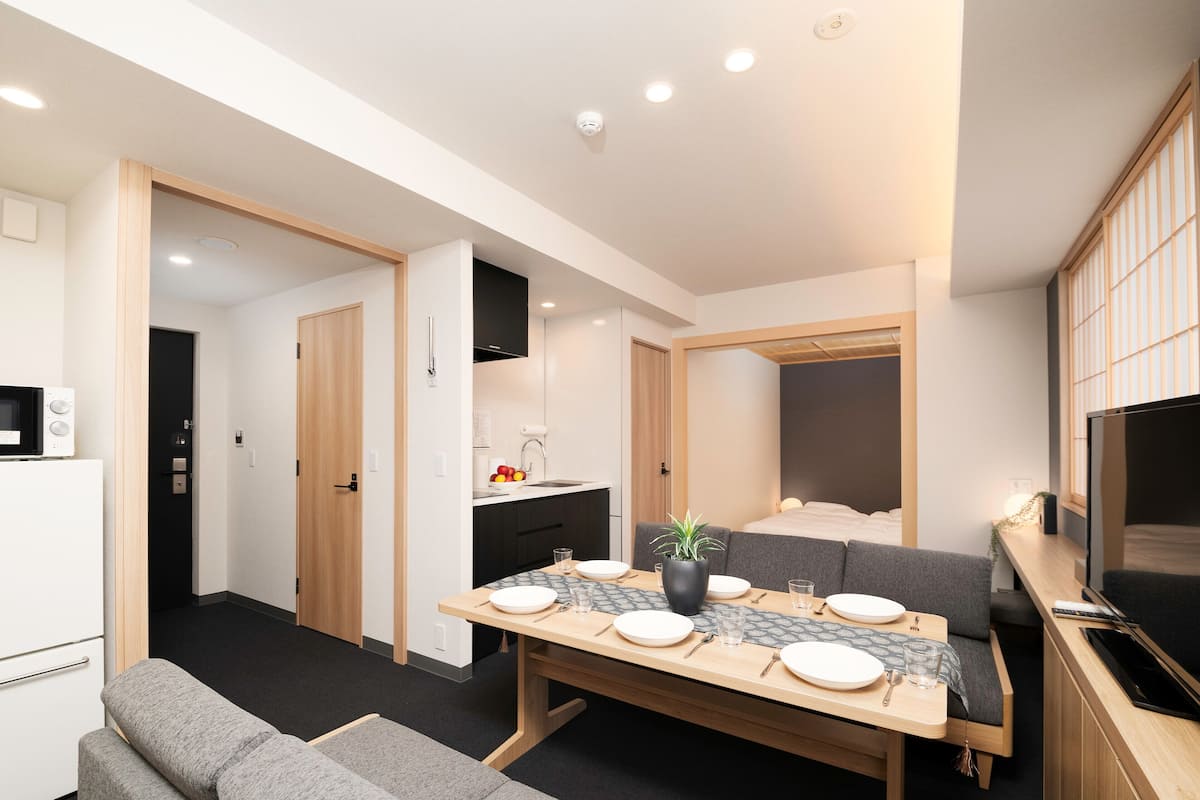 Apartamento superior (Japanese, For 6) | 1 quarto, edredons de pluma, cofres nos quartos, Wi-Fi de cortesia