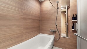 Bathtub dan shower terpisah dan bathtub besar