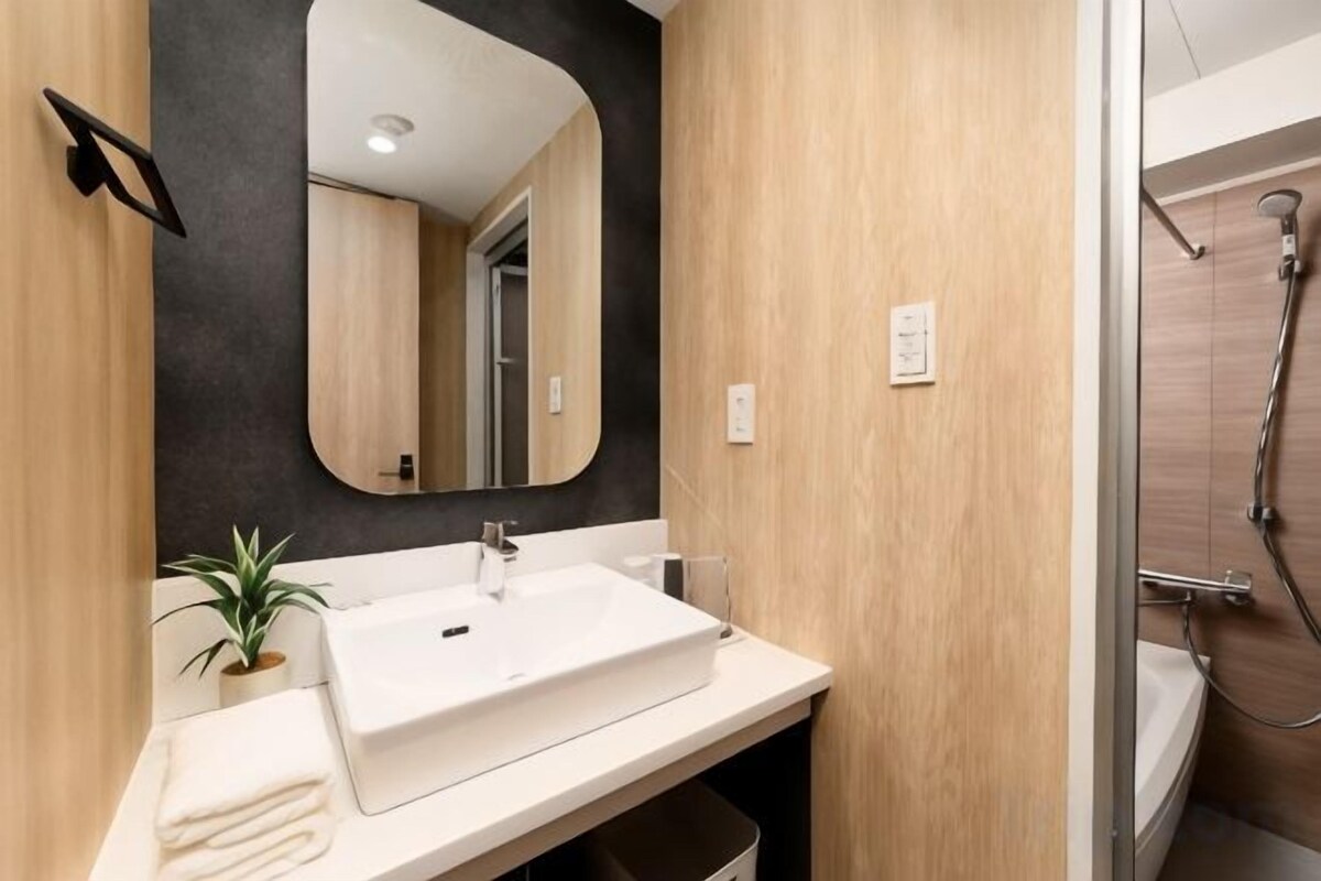 Bathroom | Separate bathtub and shower, deep-soaking bathtub