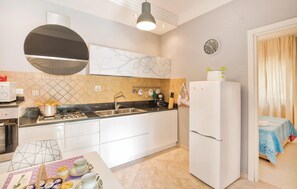 Réfrigérateur, micro-ondes, plaque de cuisson, lave-vaisselle