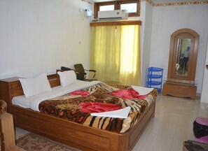 Phòng Executive | Két bảo mật tại phòng, bàn, bàn ủi/dụng cụ ủi quần áo