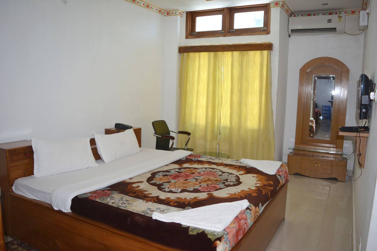 Phòng Executive | Két bảo mật tại phòng, bàn, bàn ủi/dụng cụ ủi quần áo