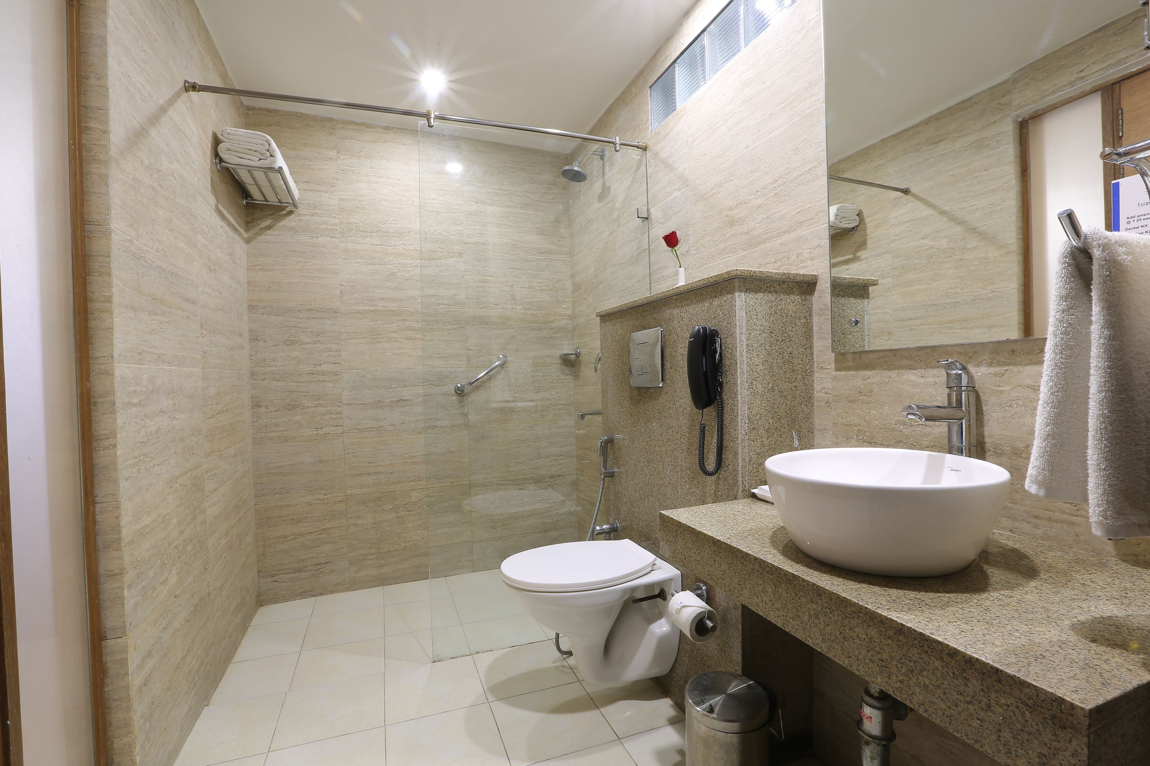 Een douche, gratis toiletartikelen, handdoeken