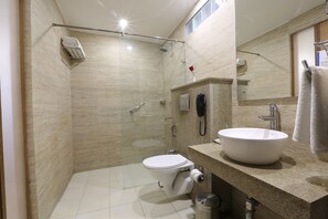 Dusche, kostenlose Toilettenartikel, Handtücher