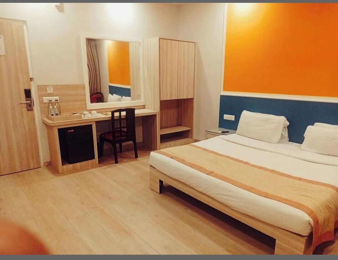 Business Double Room | 1 bedroom, desk, rollaway beds, free WiFi