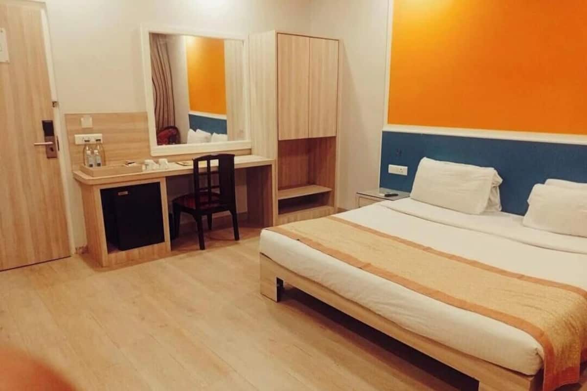 Business Double Room | 1 bedroom, desk, rollaway beds, free WiFi