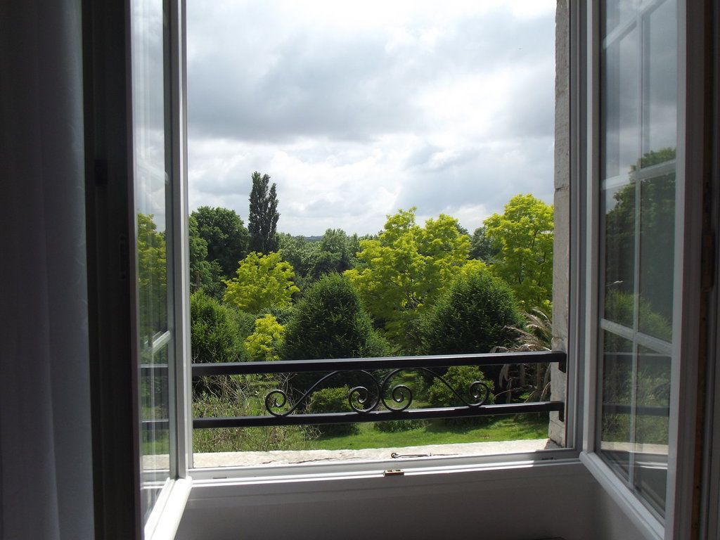 Uma janela com vista para um jardim.