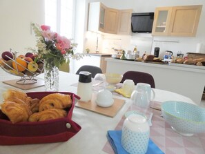 Mesin pembuat kopi/teh dan ketel listrik