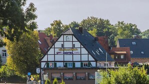 A traditional half-timbered building with a sign for 'Lindenschnecke Eco Hotel Garni'. - Lindenschänke Hotel garni (Werl)