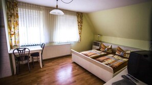 Schreibtisch, Verdunkelungsvorhänge, Bügeleisen/Bügelbrett