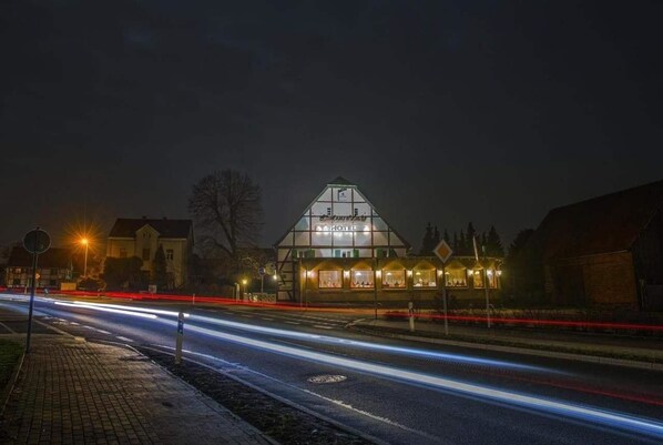 Fassade der Unterkunft – Abend/Nacht