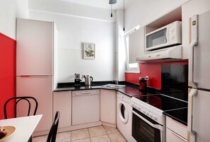 Departamento, 2 habitaciones | Cocina privada | Refrigerador con congelador, microondas, horno y parrilla de estufa 