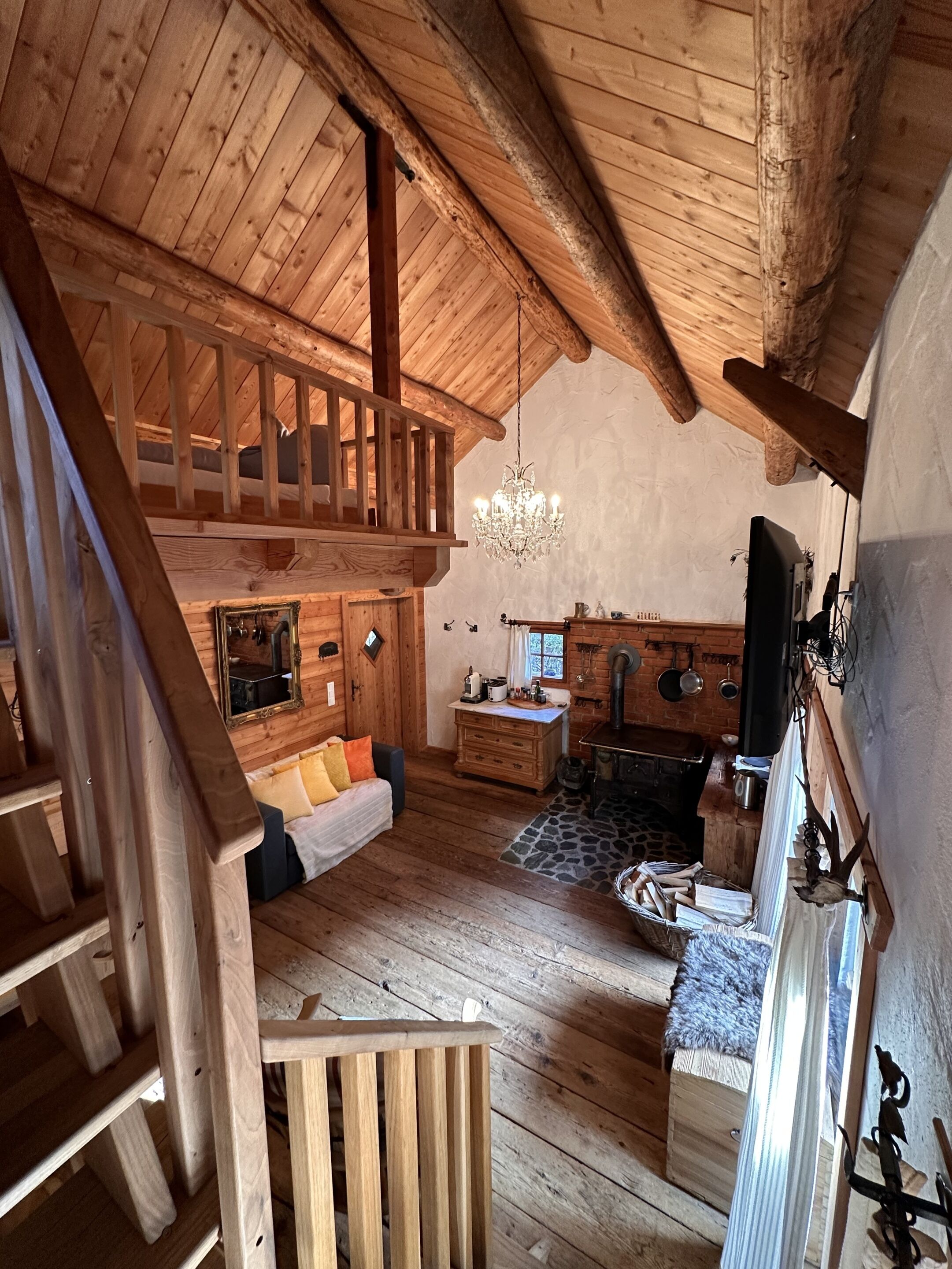 Großer Kühlschrank, Ofen, Herdplatte, Geschirrspüler