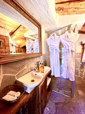 Cottage, privébadkamer, uitzicht op tuin (Romantikhütte) | Badkamer | Een douche, een haardroger, badjassen, handdoeken