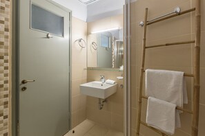 淋浴設備、免費盥洗用品、吹風機、毛巾