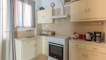 Refrigerador con freezer, horno, placa de cocina, cafetera expreso