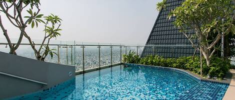 حمّام سباحة لا متناهي، حمّام سباحة على السطح