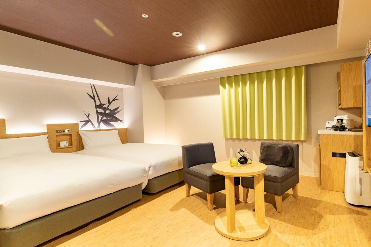 ตู้นิรภัยในห้องพัก, ผ้าม่านกันแสง, ห้องเก็บเสียง, เตารีด/โต๊ะรีดผ้า