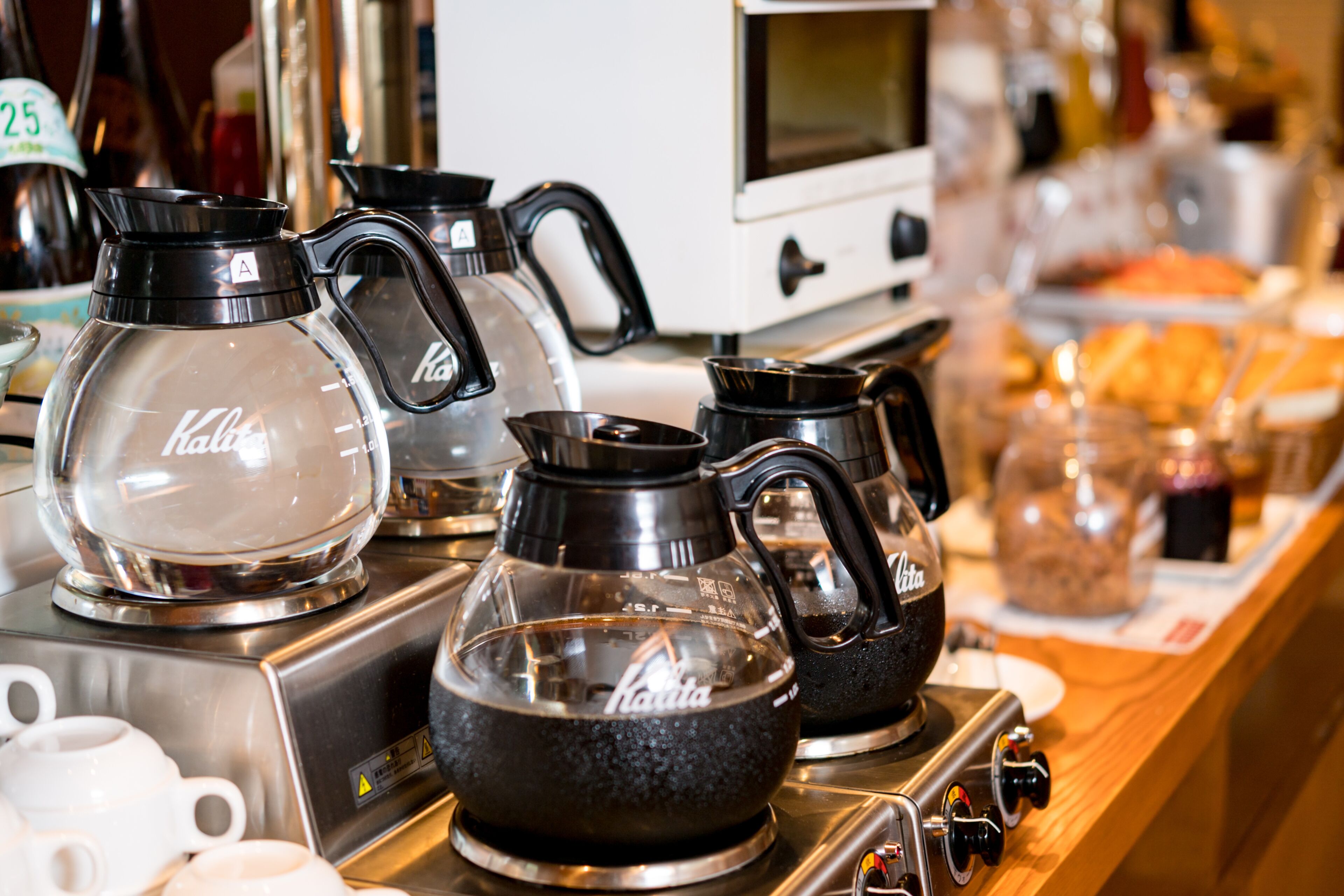 Un coin cuisine équipé de différents types de machines à café et d’un four à micro-ondes.