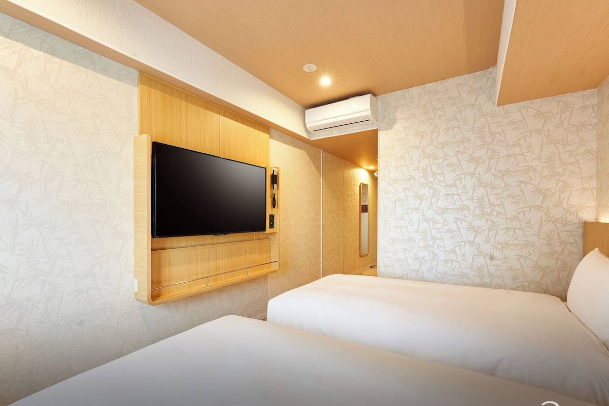 Habitación económica con 2 camas individuales, no fumadores (No Desk) | Caja fuerte, cortinas opacas, sistema de insonorización