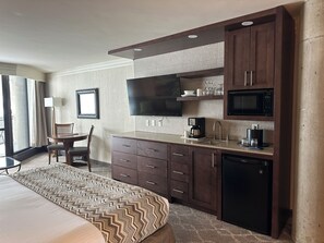 2 soverom, safe på rommet, strykejern/-brett og reiseseng for barn