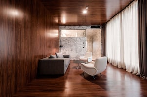 ROX SUITE | Frigobar, escrivaninha, cortinas blackout, quartos à prova de som