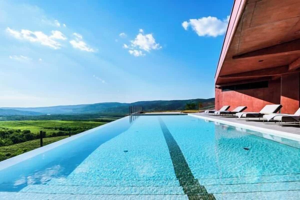 Pool | En sÀsongsöppen utomhuspool och solstolar