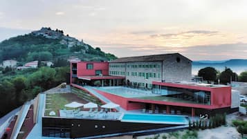 Situated on a hill, this hotel offers stunning views of the surrounding landscape and a nearby mountain range.