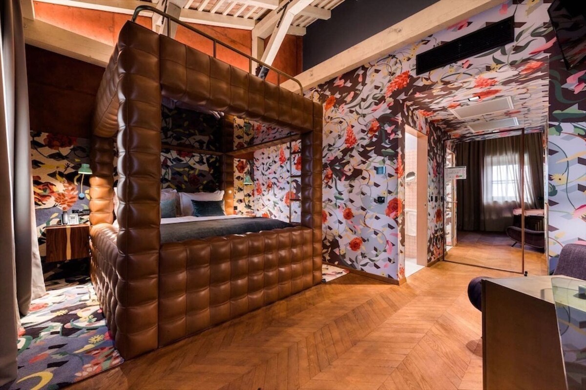 Una habitación con una cama, un escritorio y una silla.