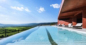 Seasonal outdoor pool, pool loungers - ROXANICH Winery and Design Hotel (Motovun)