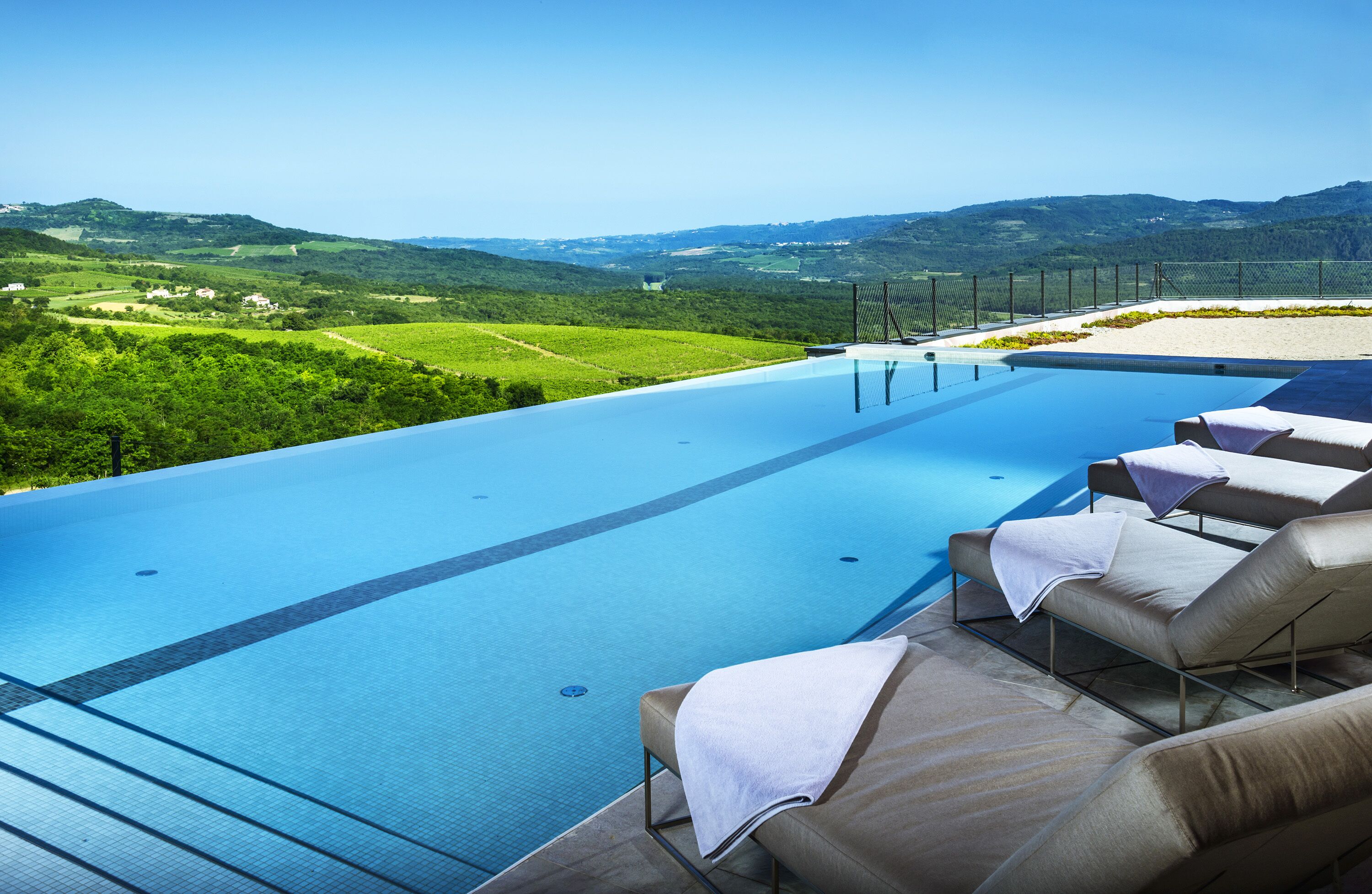 Piscine extérieure (ouverte en saison), chaises longues