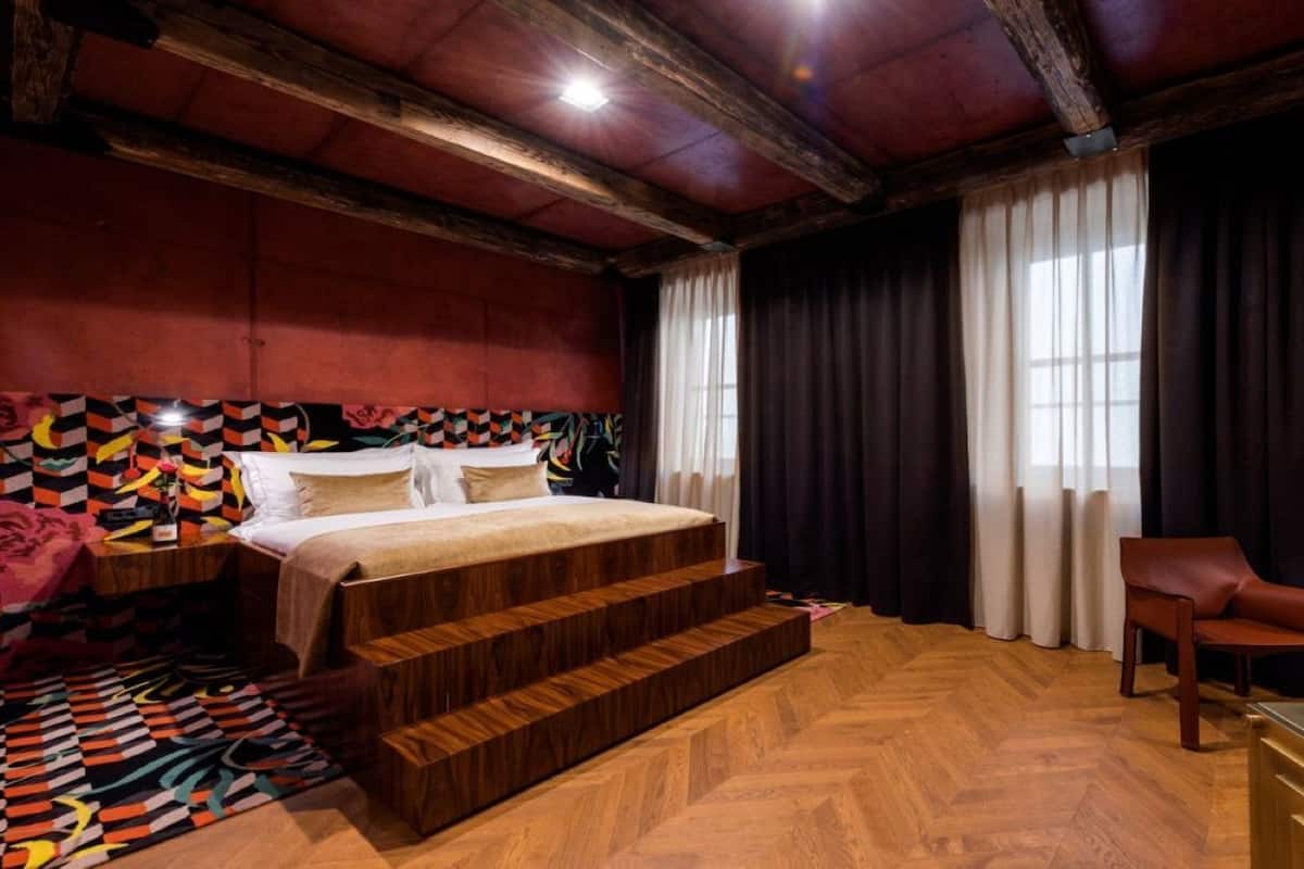 Classic Room | Minibar, desk, blackout curtains, soundproofing