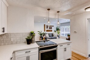 冷蔵庫、電子レンジ、オーブン、コンロ