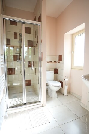 Comfort-Doppelzimmer, mit Bad, Gartenblick (Chambre Cassis) | Badezimmer