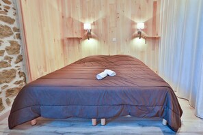 Deluxe Double Room, Ensuite, Garden View (Chambre Havane) | 1 bedroom - Les Jardins de L'abbaye (Simiane-la-Rotonde)